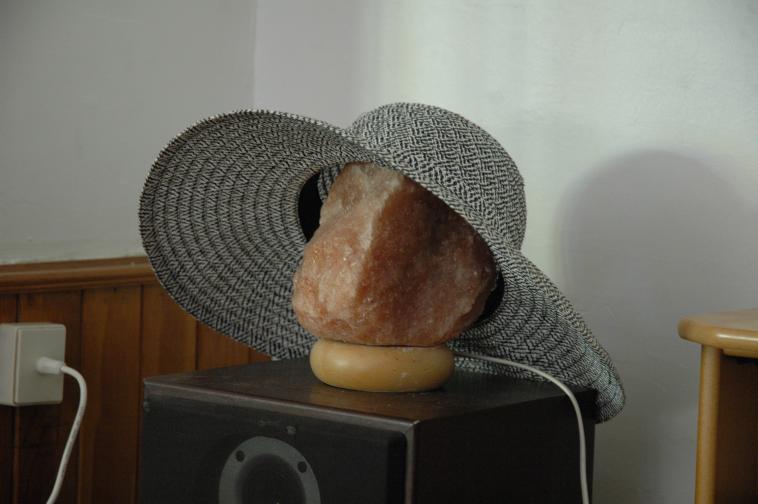 Le chapeau de la femme mystre